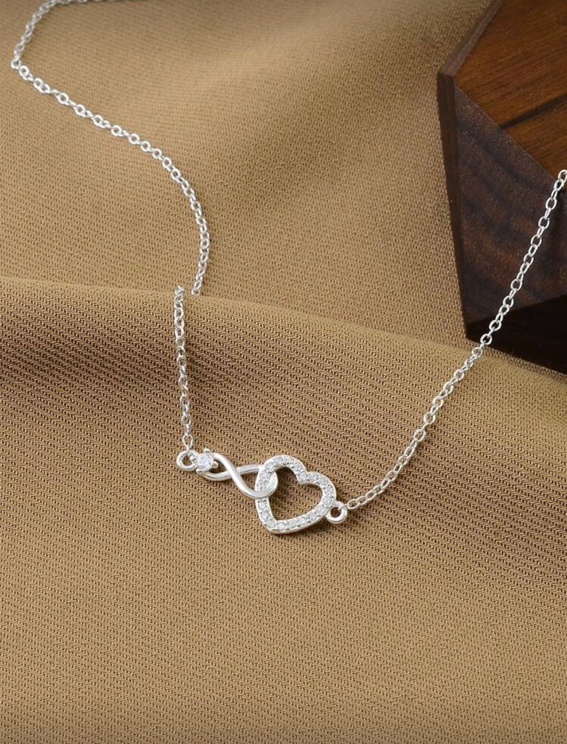 Collier argenté avec pendentif coeur