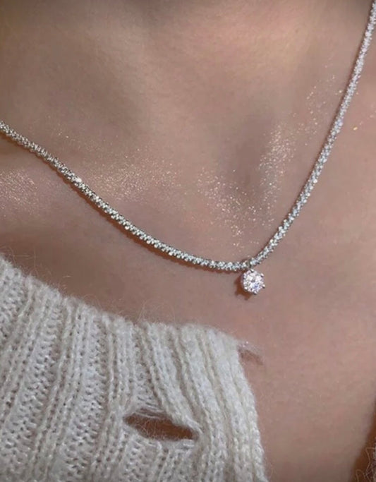Collier argenté avec pendentif pierre en zircon
