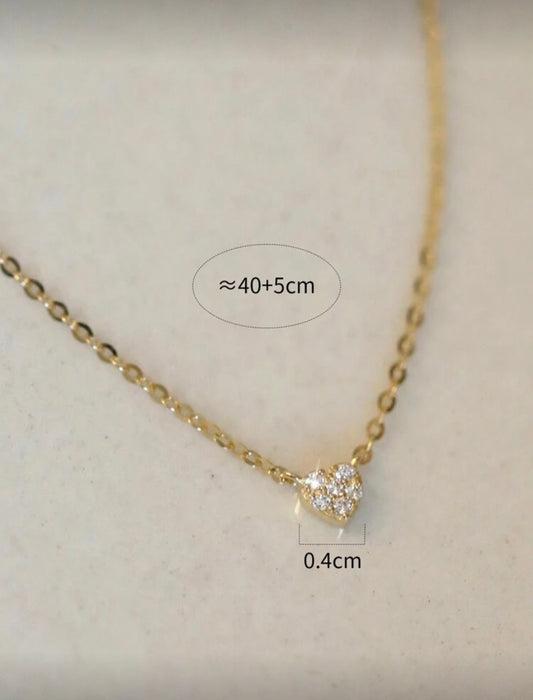 Collier doré avec pendentif coeur