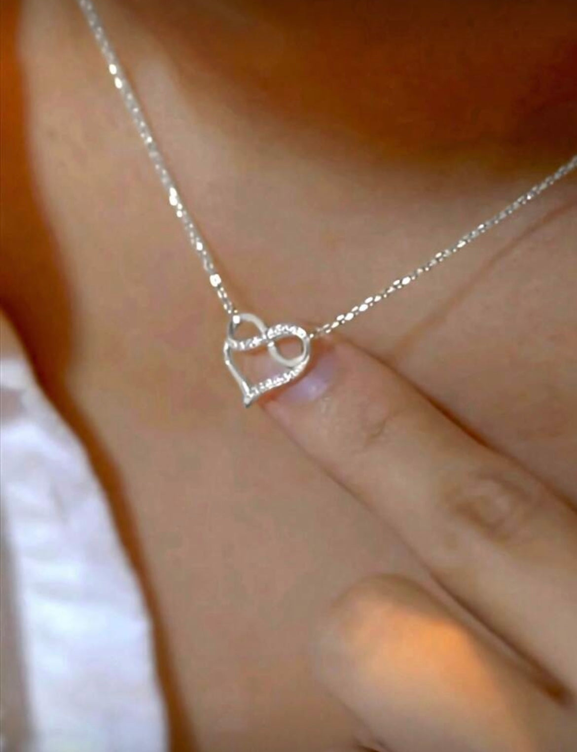 Collier argenté avec pendentif coeur infini