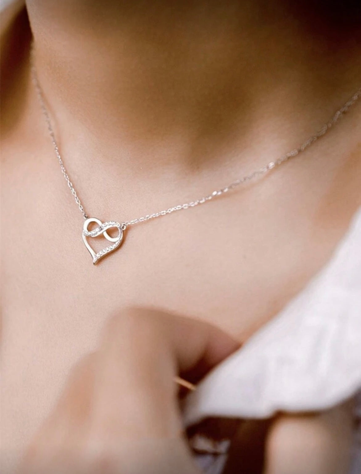 Collier argenté avec pendentif coeur infini
