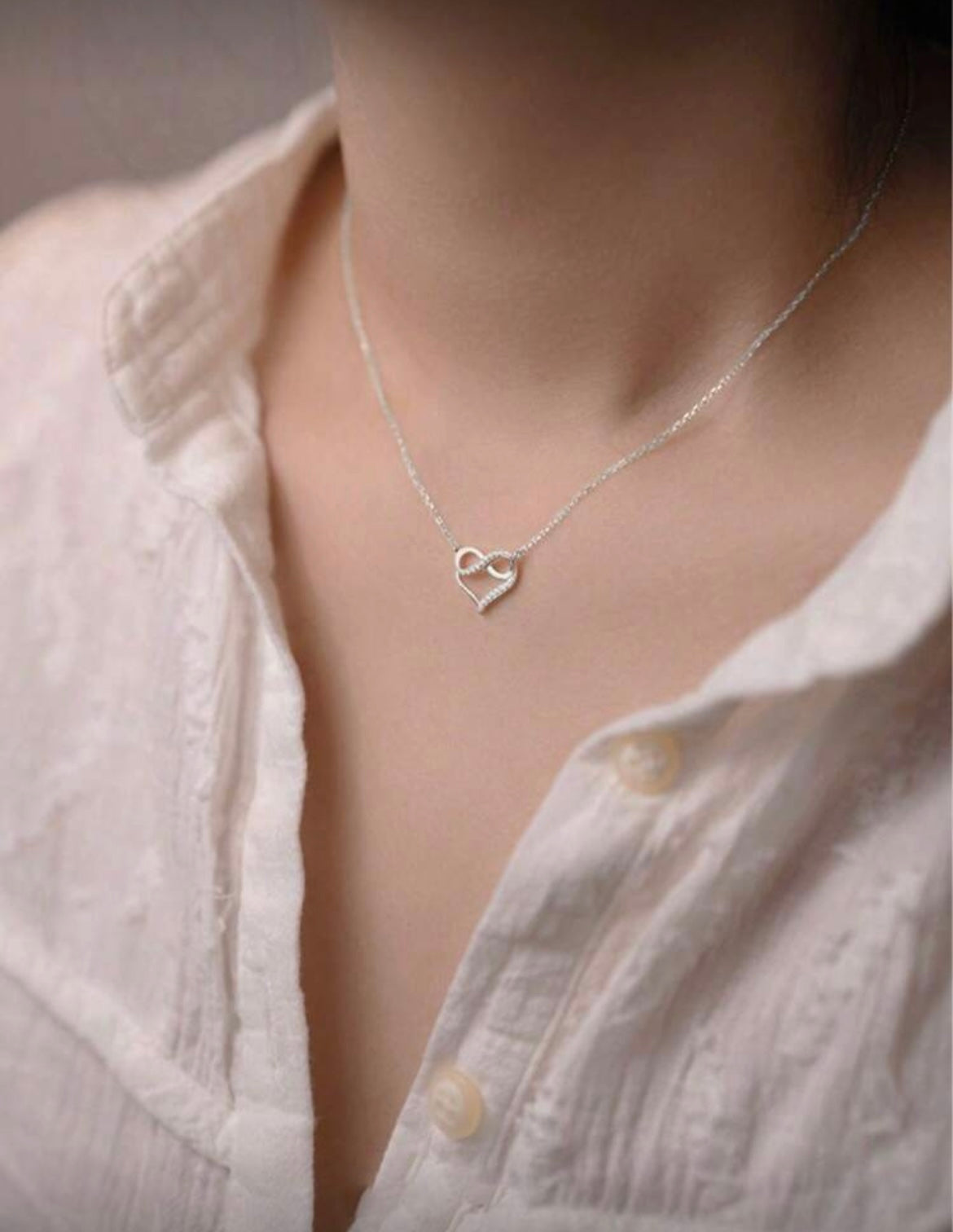 Collier argenté avec pendentif coeur infini