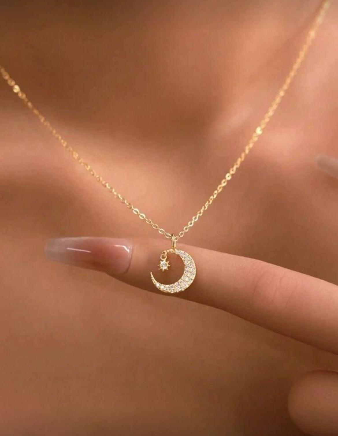Collier doré avec pendentif lune