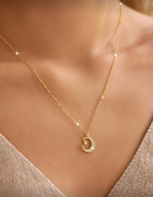 Collier doré avec pendentif lune