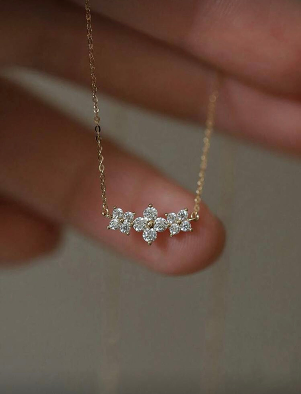 Collier doré avec pendentif feuilles