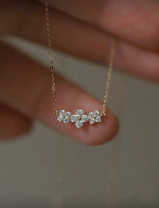 Collier doré avec pendentif feuilles