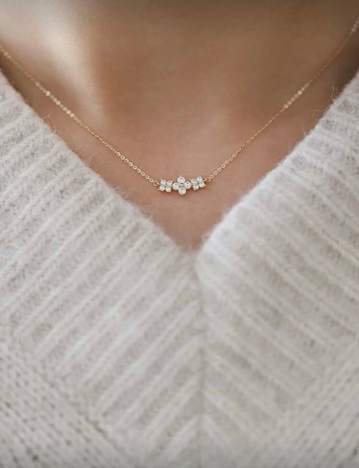 Collier doré avec pendentif feuilles