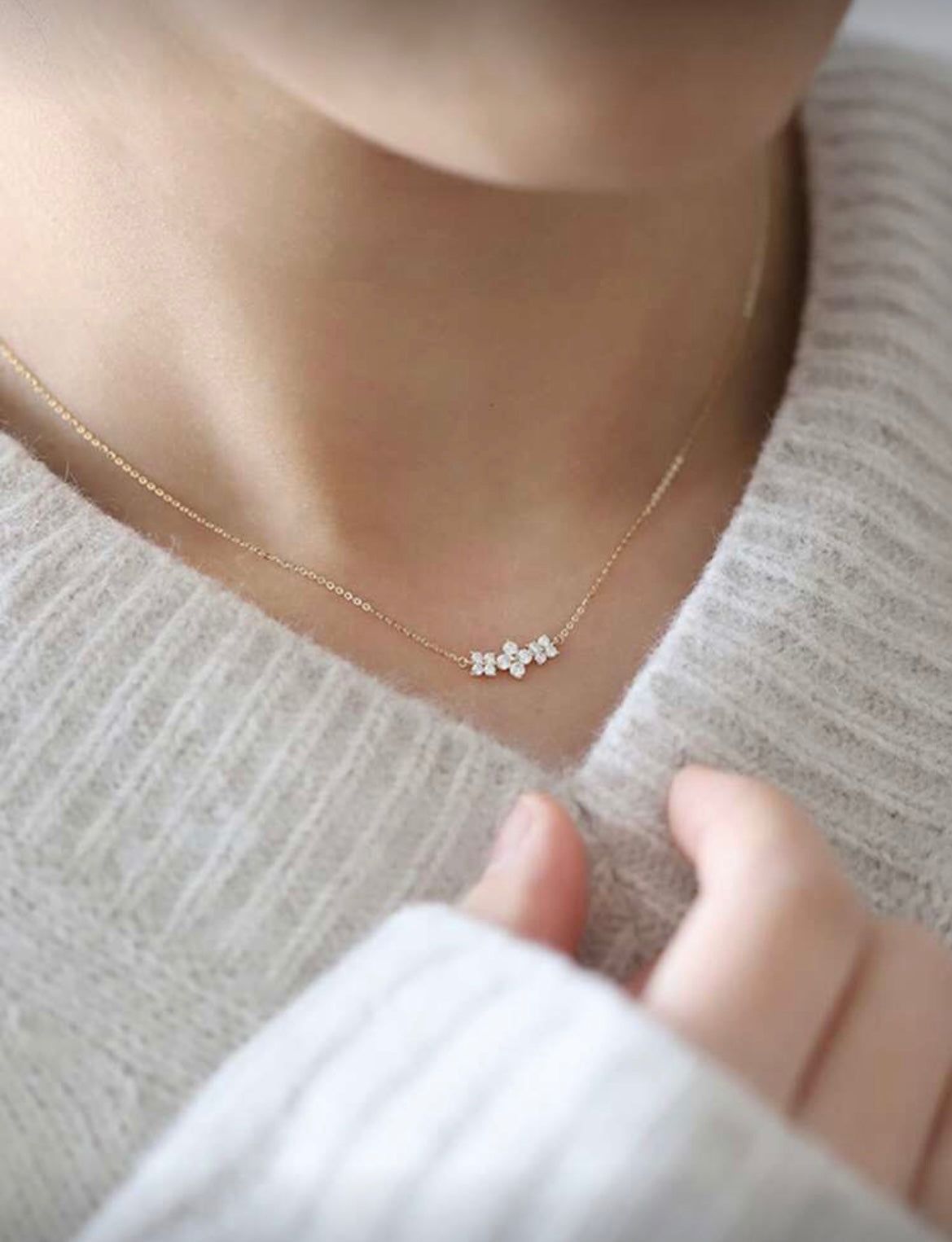 Collier doré avec pendentif feuilles