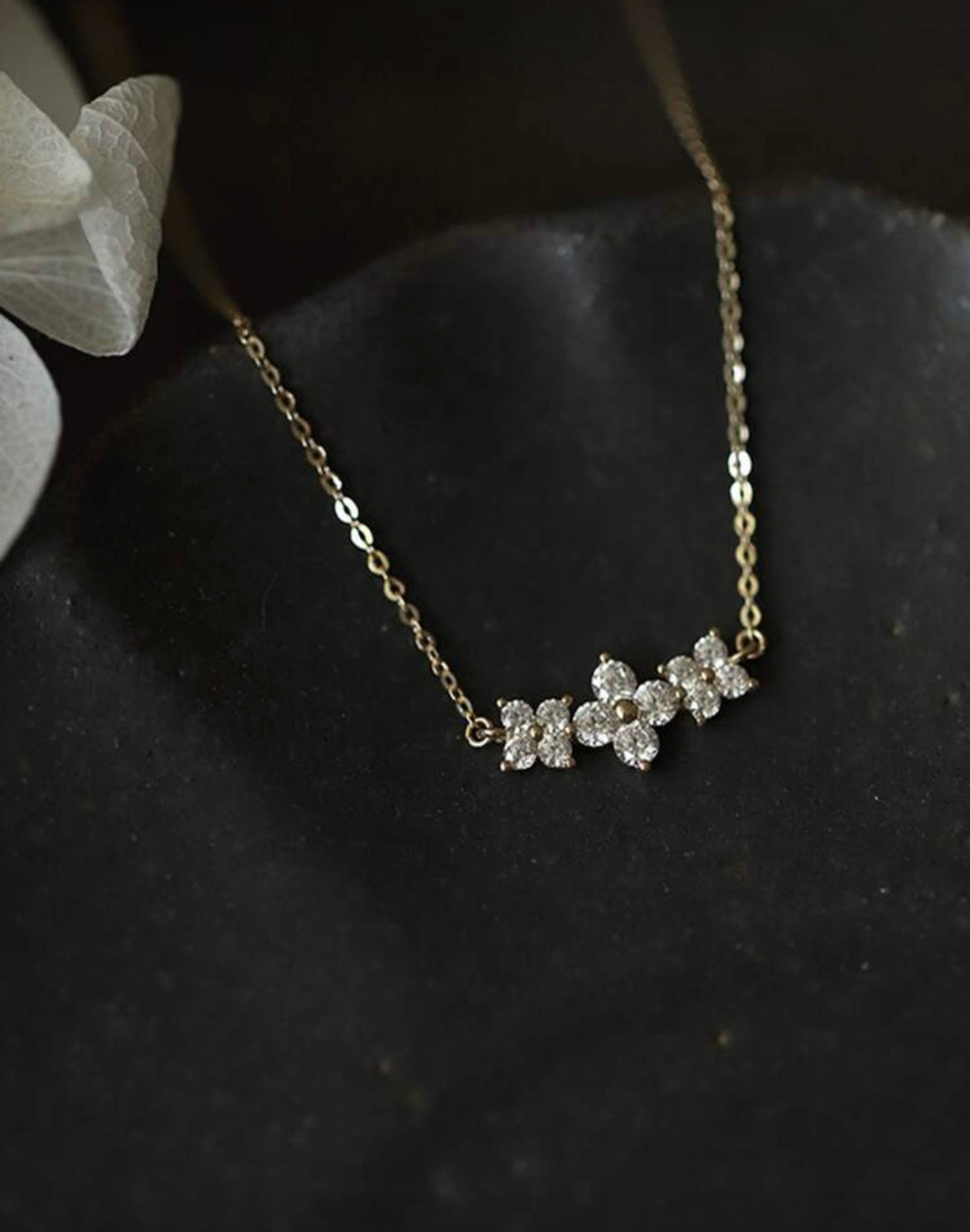 Collier doré avec pendentif feuilles