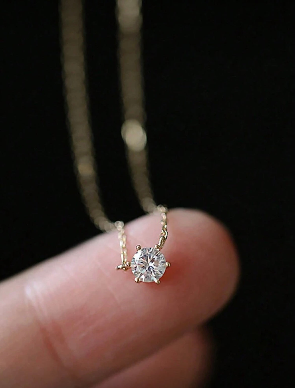 Collier doré avec pendentif pierre en zircon