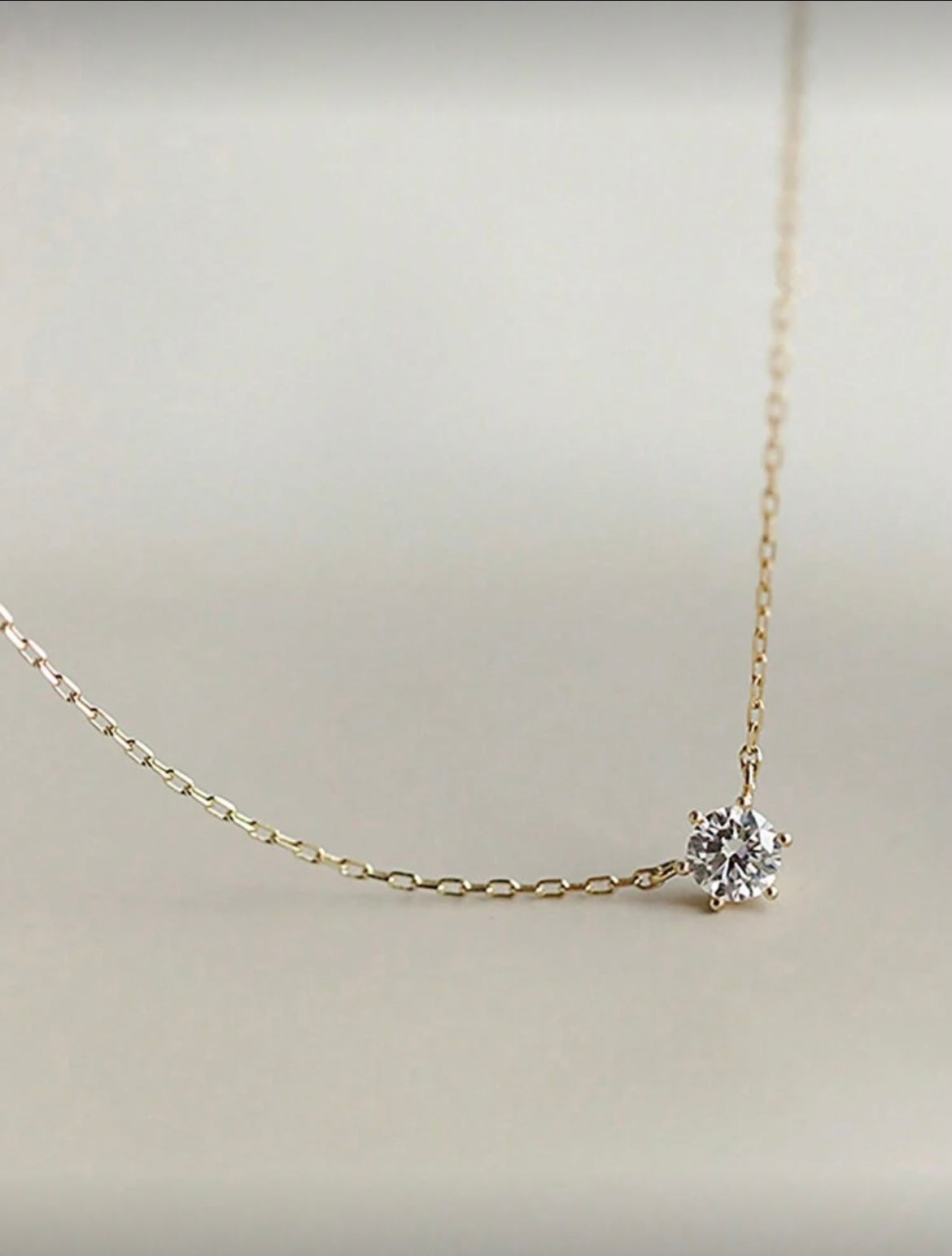 Collier doré avec pendentif pierre en zircon