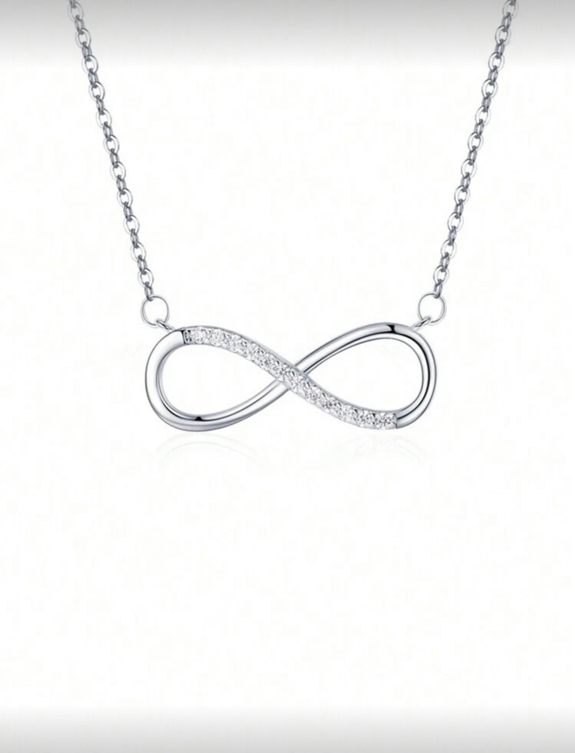 Collier argenté avec pendentif infini