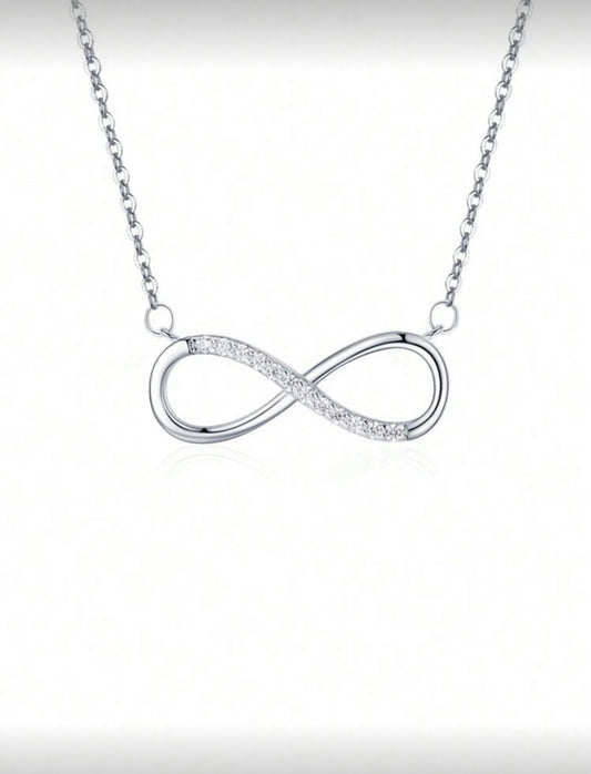 Collier argenté avec pendentif infini