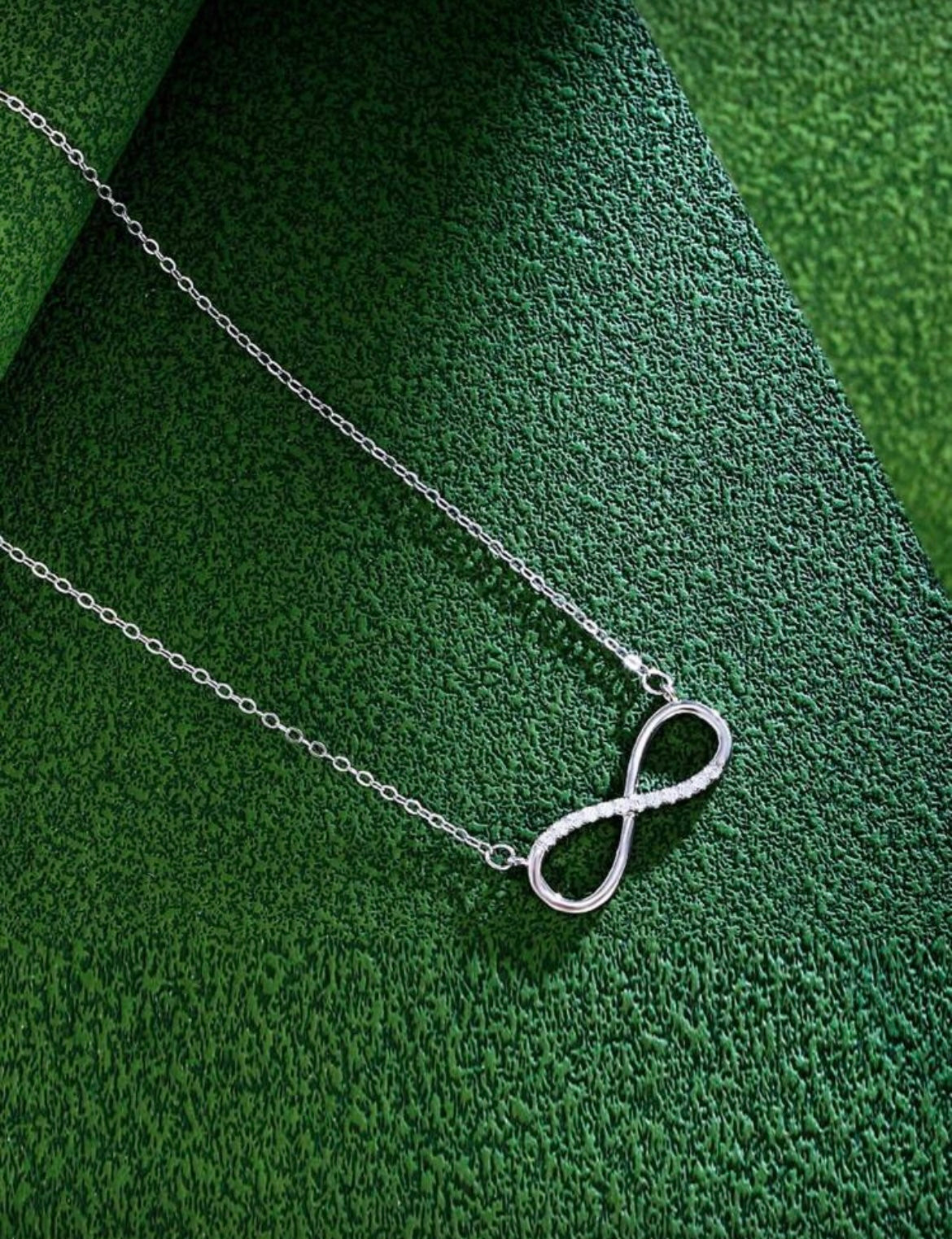 Collier argenté avec pendentif infini