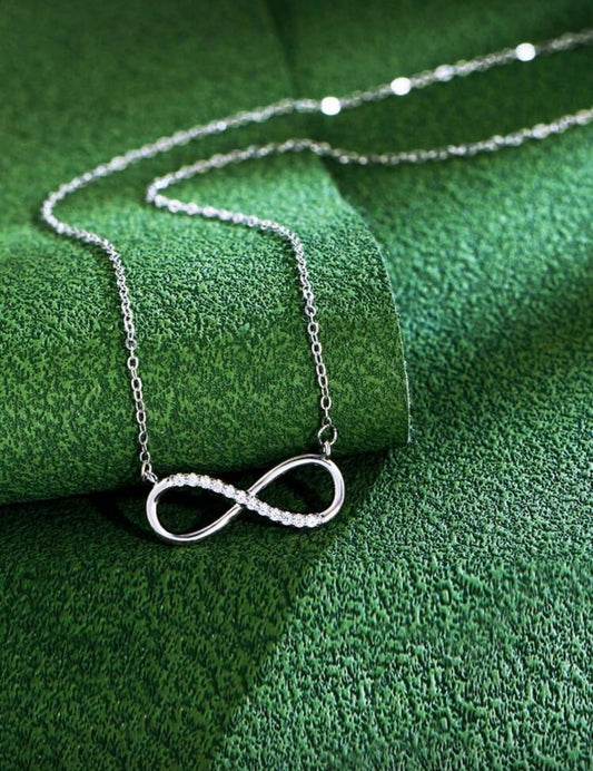 Collier argenté avec pendentif infini