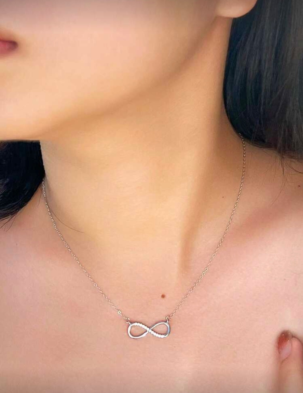Collier argenté avec pendentif infini