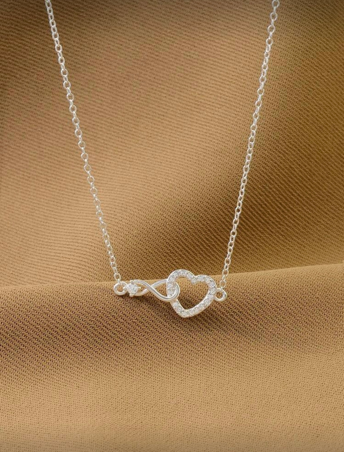 Collier argenté avec pendentif coeur