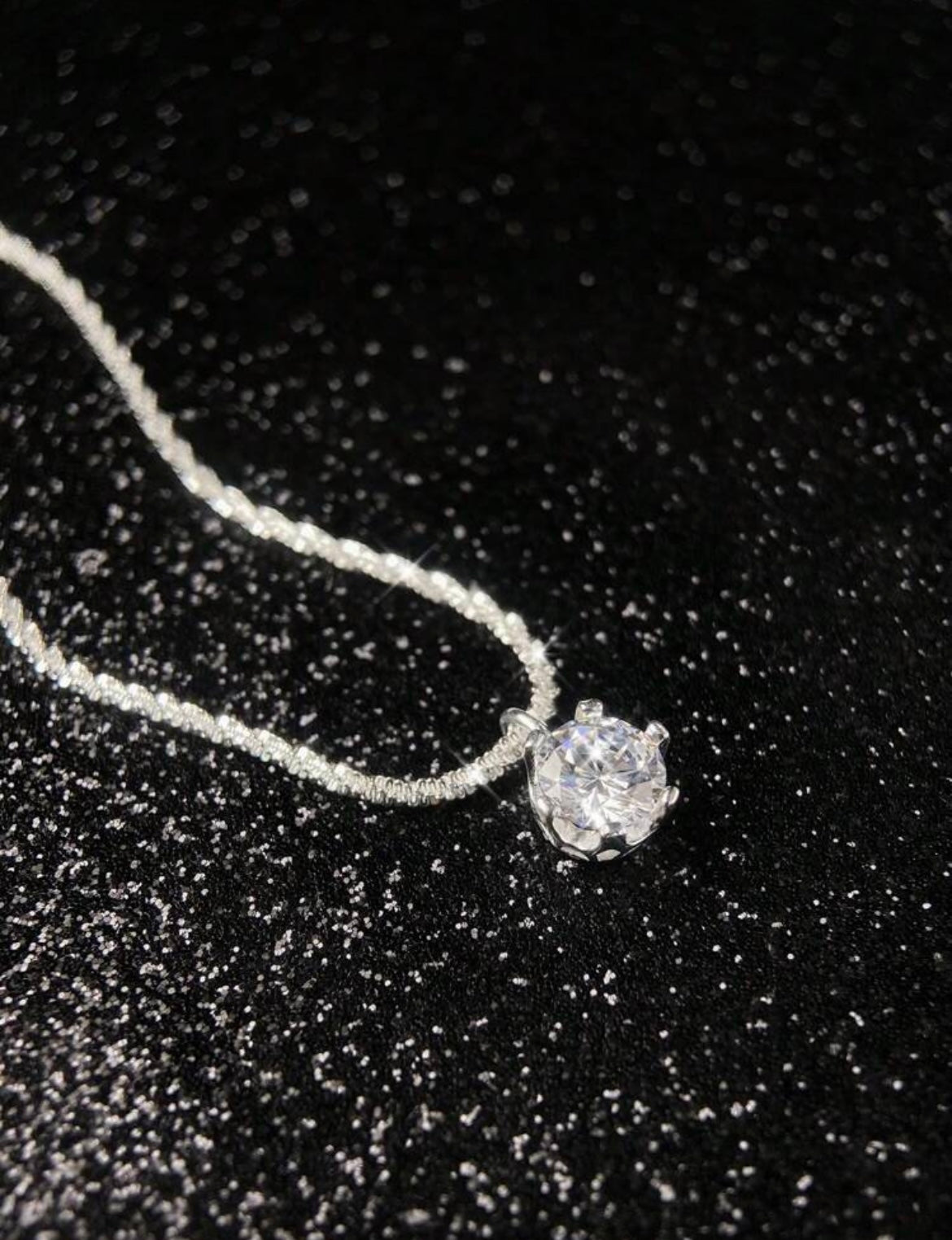 Collier argenté avec pendentif pierre en zircon