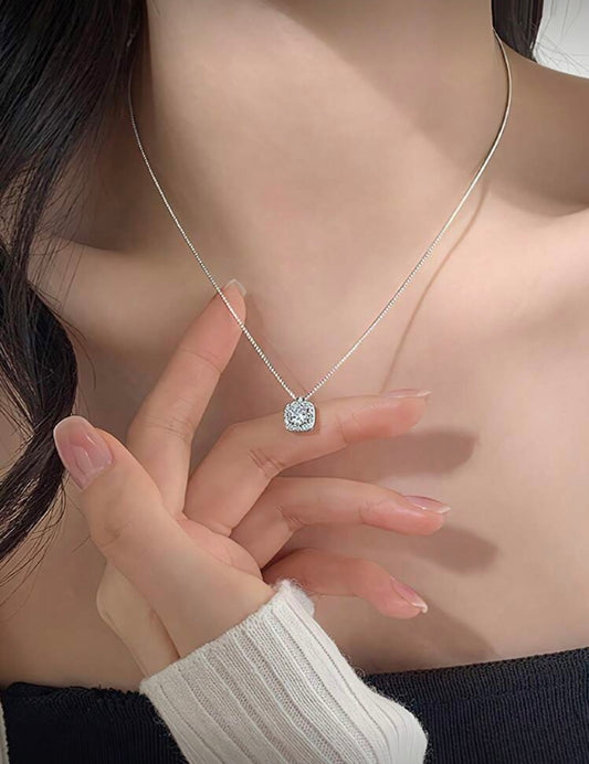 Collier argenté avec pendentif square