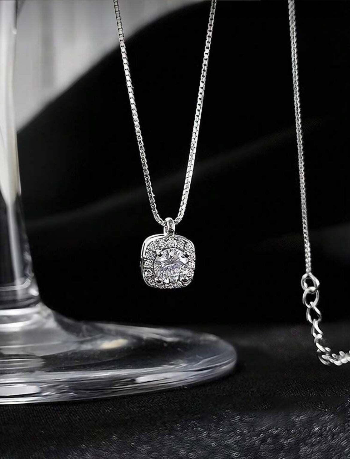 Collier argenté avec pendentif square