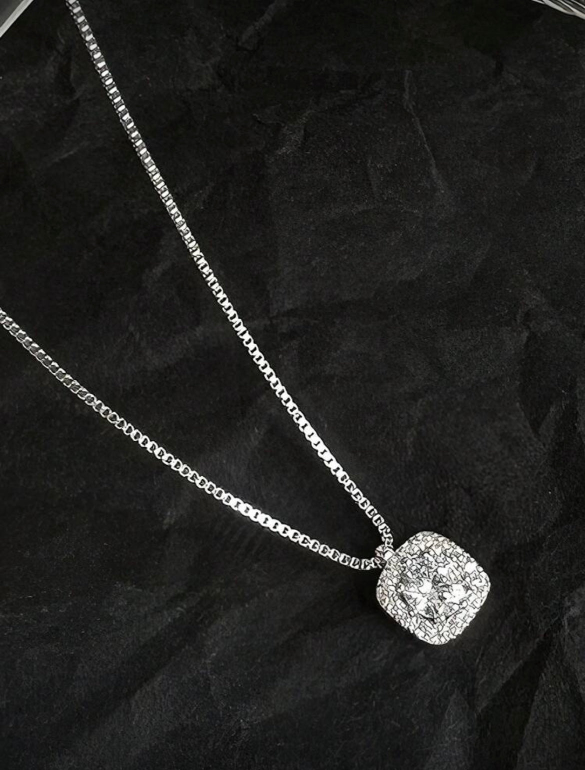 Collier argenté avec pendentif square